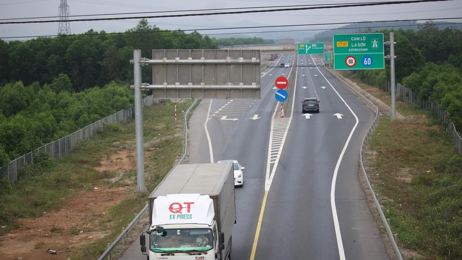 Xe tải nặng và xe khách trên 30 chỗ sẽ không được vào cao tốc Cam Lộ - La Sơn từ ngày 4/4