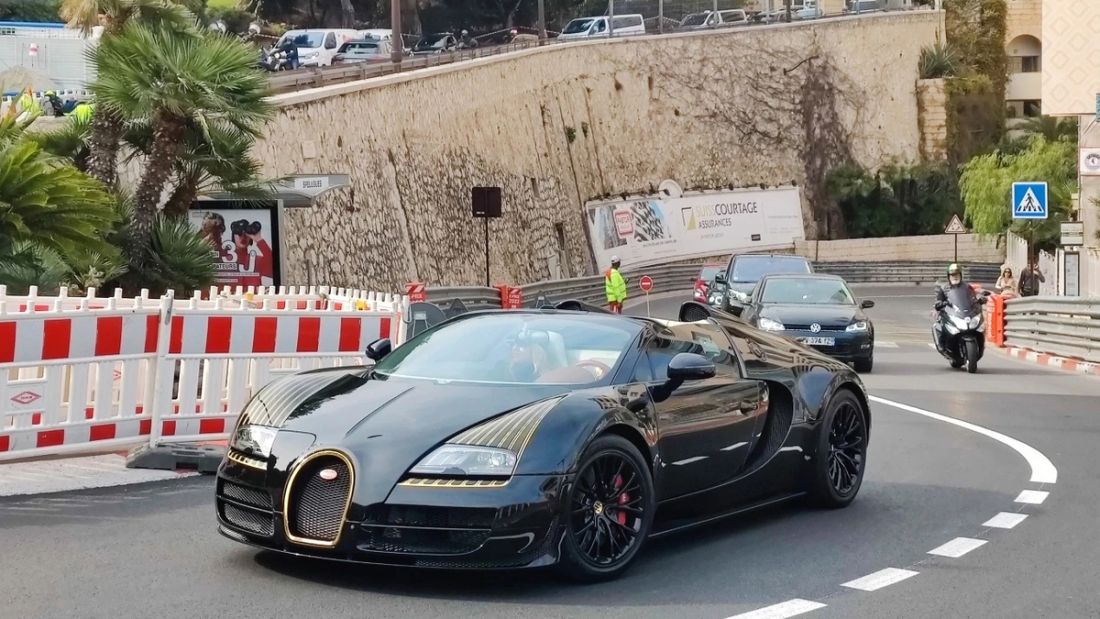 4-chiec-bugatti-veyron-sieu-hiem-bi-canh-sat-tich-thu