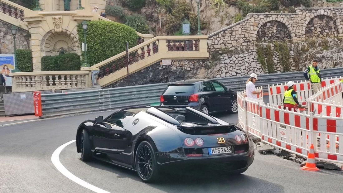 4-chiec-bugatti-veyron-sieu-hiem-bi-canh-sat-tich-thu