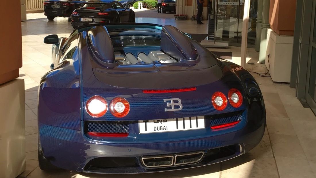 4-chiec-bugatti-veyron-sieu-hiem-bi-canh-sat-tich-thu