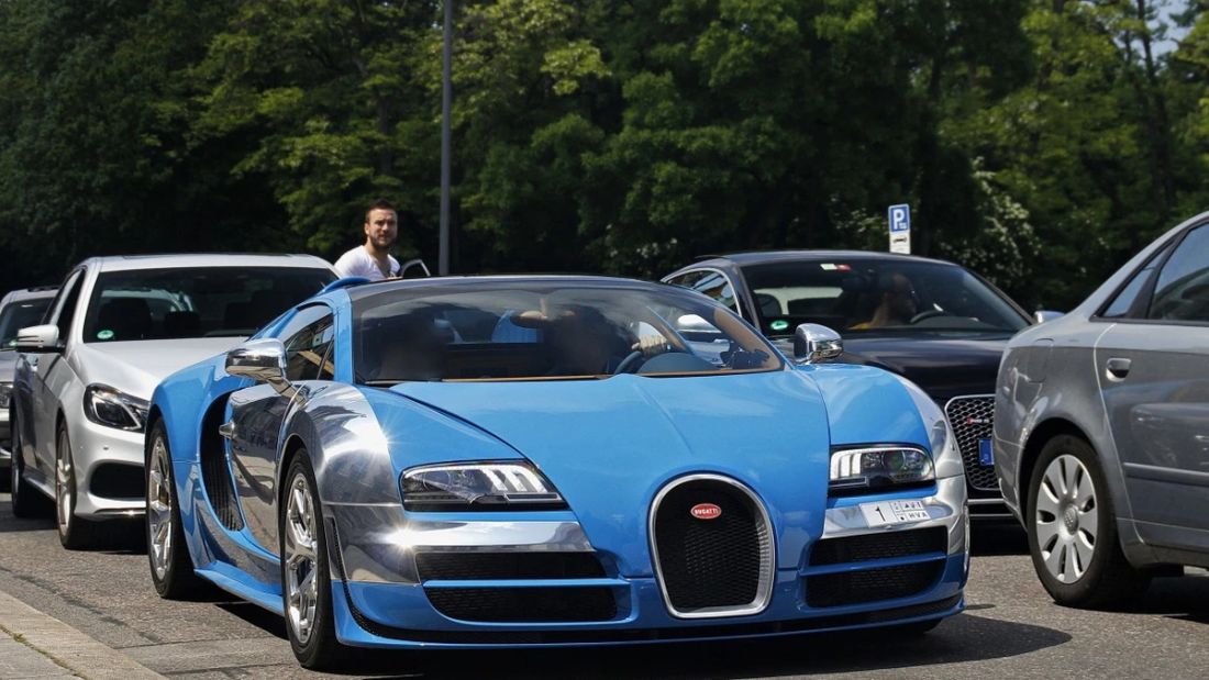 4-chiec-bugatti-veyron-sieu-hiem-bi-canh-sat-tich-thu