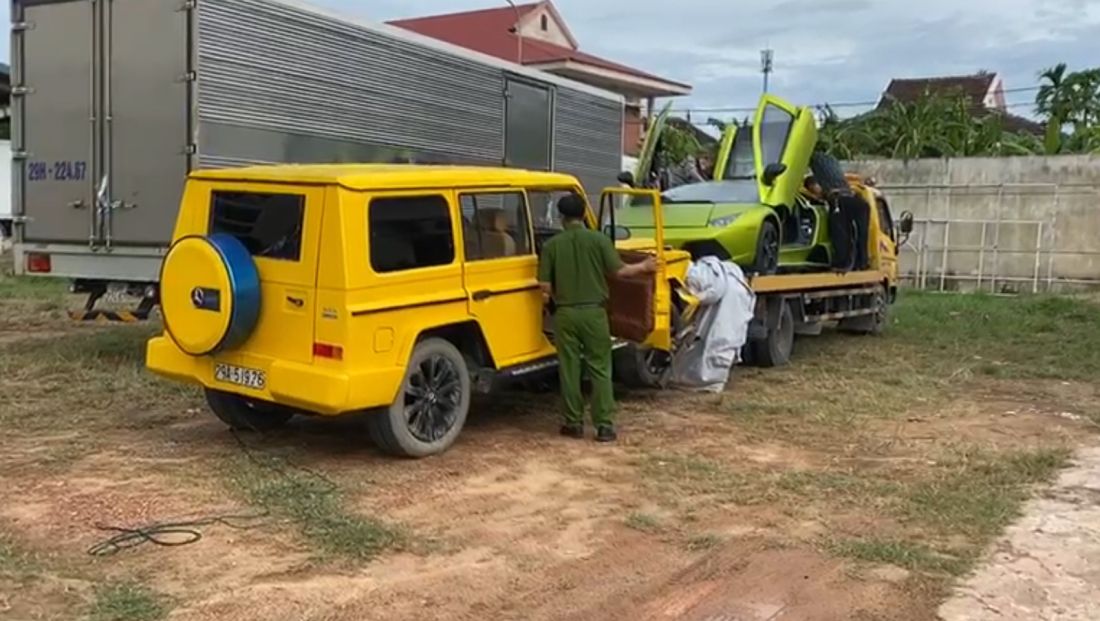 xot-xa-sieu-xe-lamborghini-murcielago-dai-nang-dam-mua-co-chi-tiet-kho-hieu