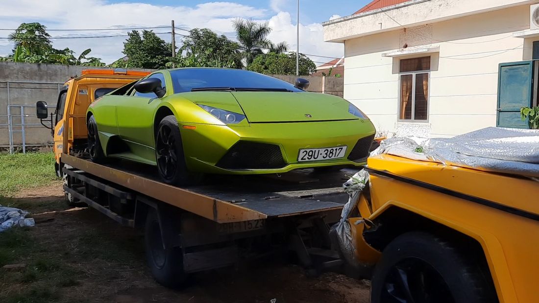 xot-xa-sieu-xe-lamborghini-murcielago-dai-nang-dam-mua-co-chi-tiet-kho-hieu