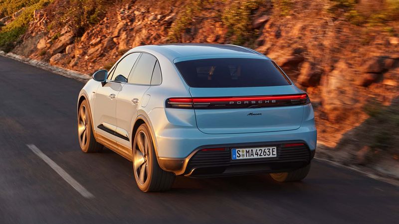 porsche-bo-sung-them-2-phien-ban-cho-macan-ev-co-tuy-chon-off-road