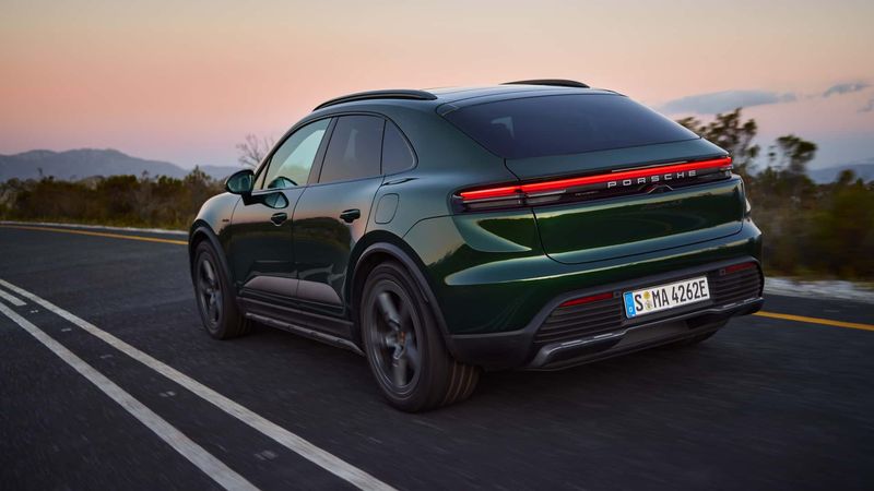 porsche-bo-sung-them-2-phien-ban-cho-macan-ev-co-tuy-chon-off-road