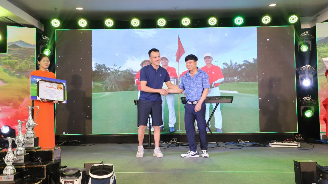 xuat-hien-2-golfer-gianh-giai-hio-tai-su-kien-ra-mat-clb-golf-ho-dao