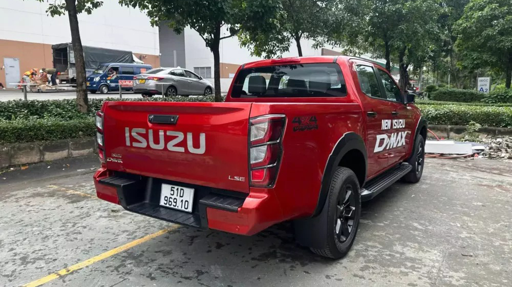 phien-ban-2024-cua-isuzu-d-max-bat-ngo-xuat-hien-co-chi-tiet-la