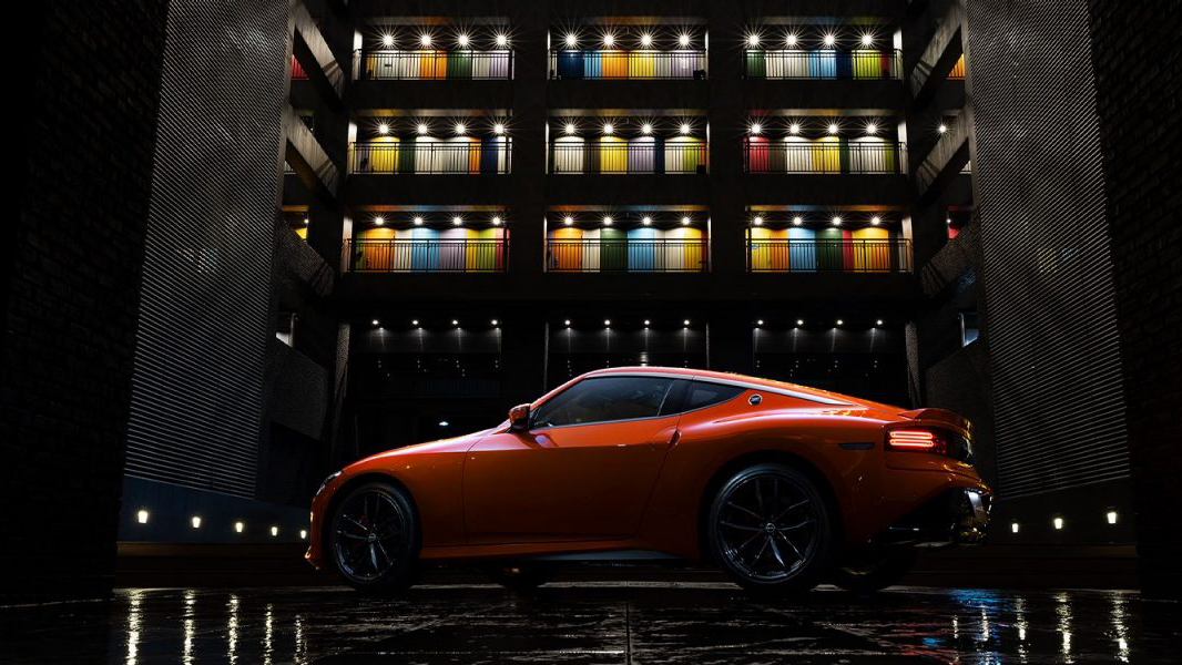 nissan-z-co-ban-nang-cap-moi-bo-sung-mau-la-nhung-cach-ban-xe-lai-gay-chu-y