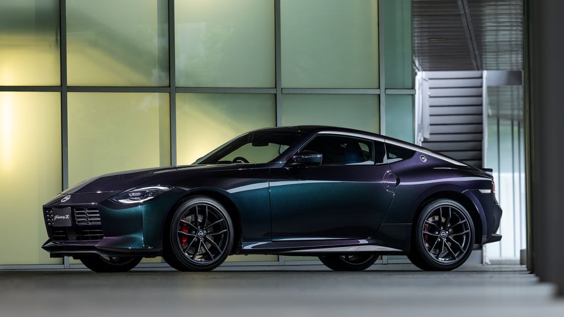 nissan-z-co-ban-nang-cap-moi-bo-sung-mau-la-nhung-cach-ban-xe-lai-gay-chu-y
