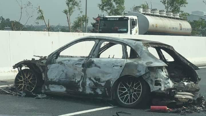 xe-sang-porsche-macan-khong-duoi-4-ty-boc-chay-du-doi-tren-cao-toc
