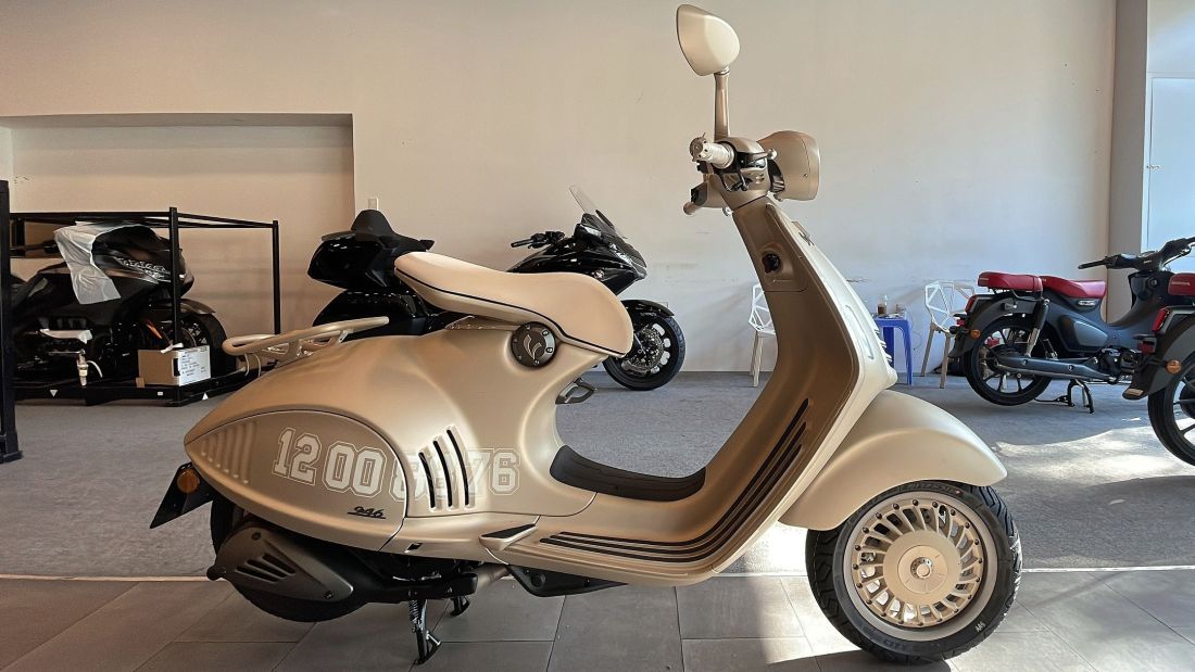 tung-dat-ngang-voi-xe-o-to-7-cho-gio-day-vespa-946-dragon-giam-hon-200-trieu-dong