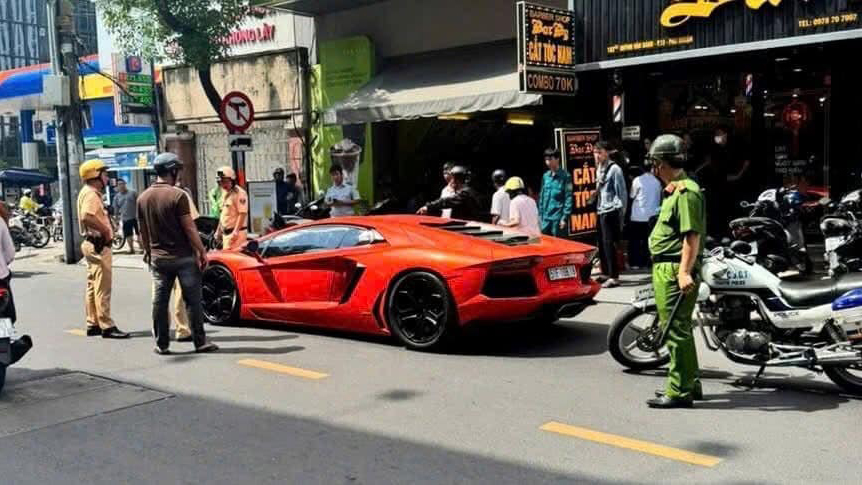 gap-van-de-suc-khoe-tai-xe-sieu-xe-lamborghini-dot-ngot-dung-xe-giua-duong