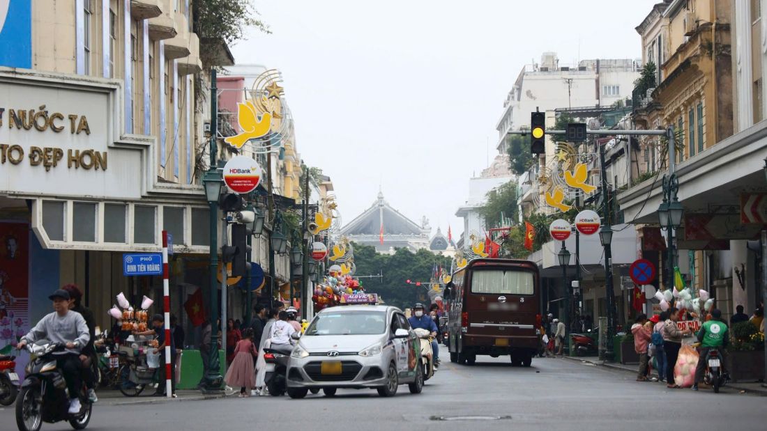 oto-tren-16-cho-se-bi-cam-vao-pho-co-ho-guom-tai-ha-noi