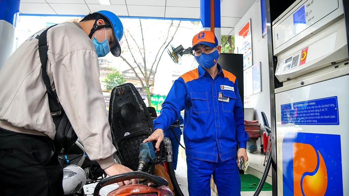Giá xăng dầu giảm mạnh, chỉ còn dưới 20.000 đồng/lít