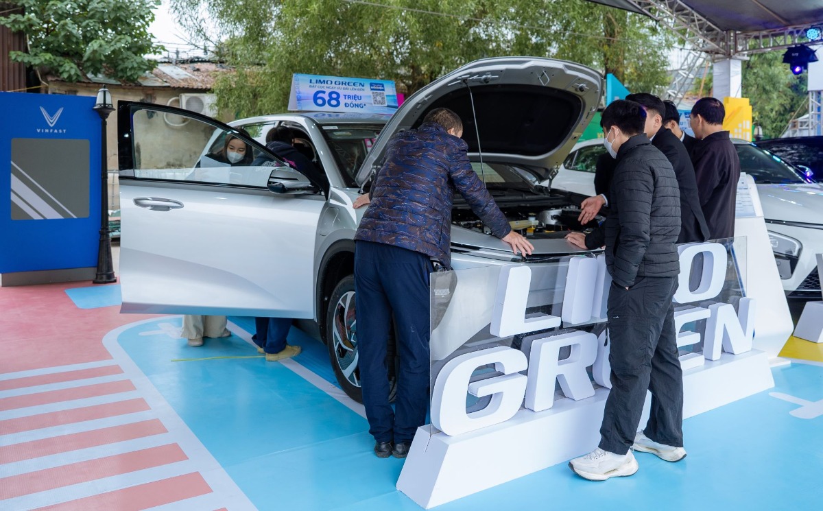 Chạy dịch vụ 4-7 chỗ: Vì sao ngày càng nhiều tài xế chốt VinFast Green?