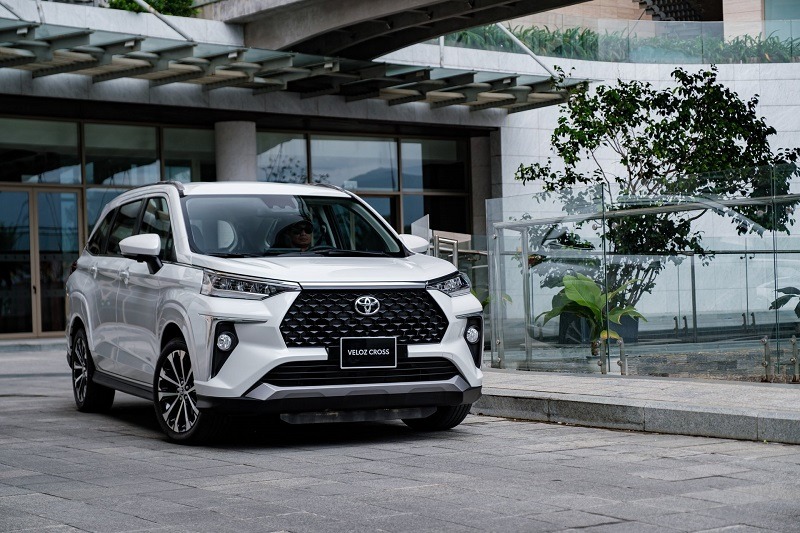 Giá lăn bánh Toyota Veloz Cross mới nhất tháng 6/2026: MPV 7 chỗ 700 triệu đấu Xpander