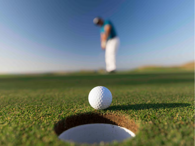 Một sai lầm phổ biến khiến golfer putt dài vượt hố