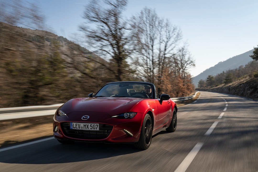 Mazda MX-5: Xe chơi đúng nghĩa hay mắc kẹt giữa phổ thông và xe sang?