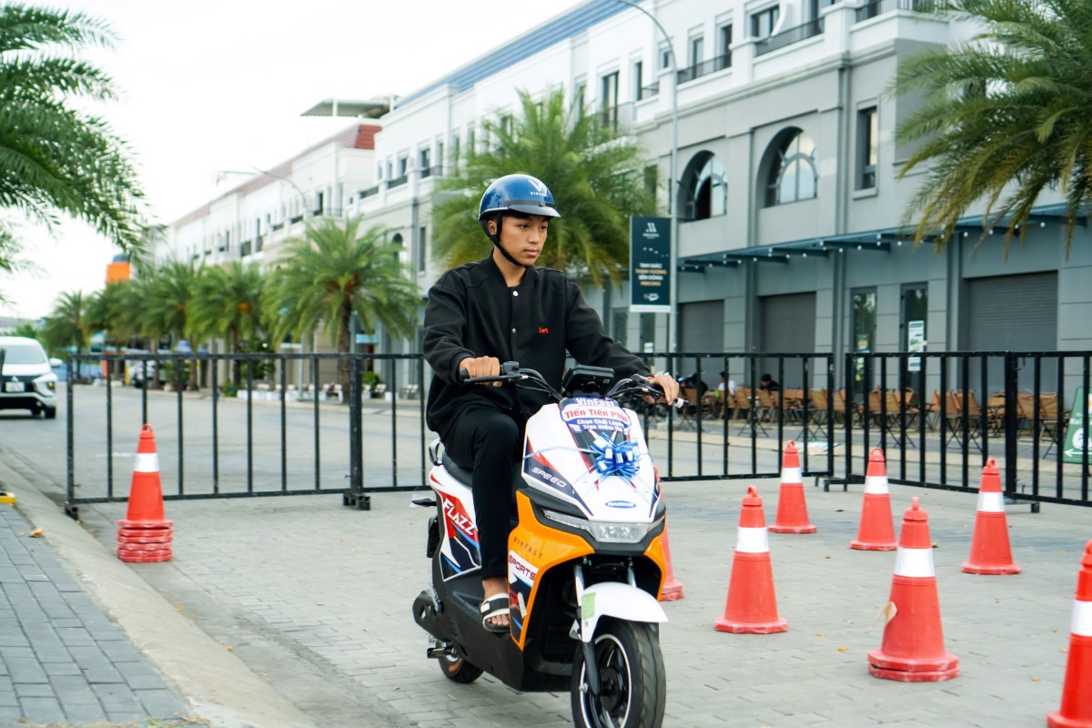 Thiết kế cực ngầu, giá lăn bánh chỉ hơn 12 triệu đồng - VinFast Flazz Max gây sốt trong phân khúc xe học sinh