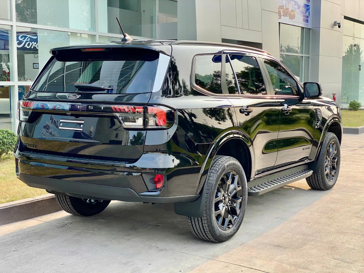 Giá lăn bánh Ford Everest mới nhất tháng 7/2026: Chọn máy dầu hay Platinum máy xăng?