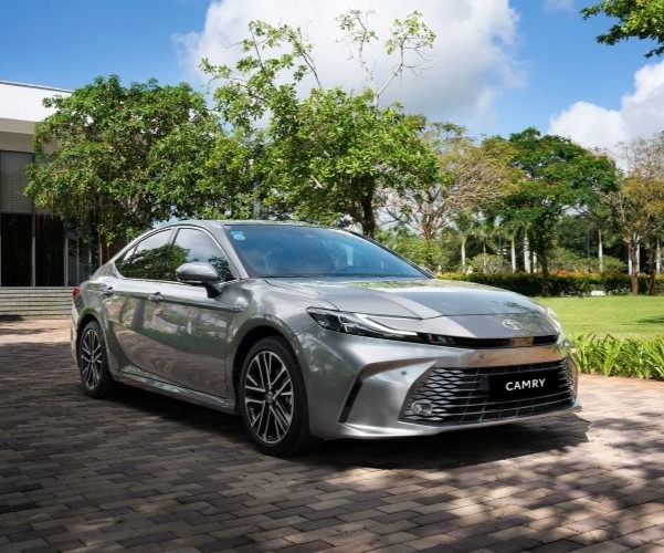 Camry giảm giá mạnh: Cơ hội bắt đáy xe Hybrid cao cấp nhà Toyota