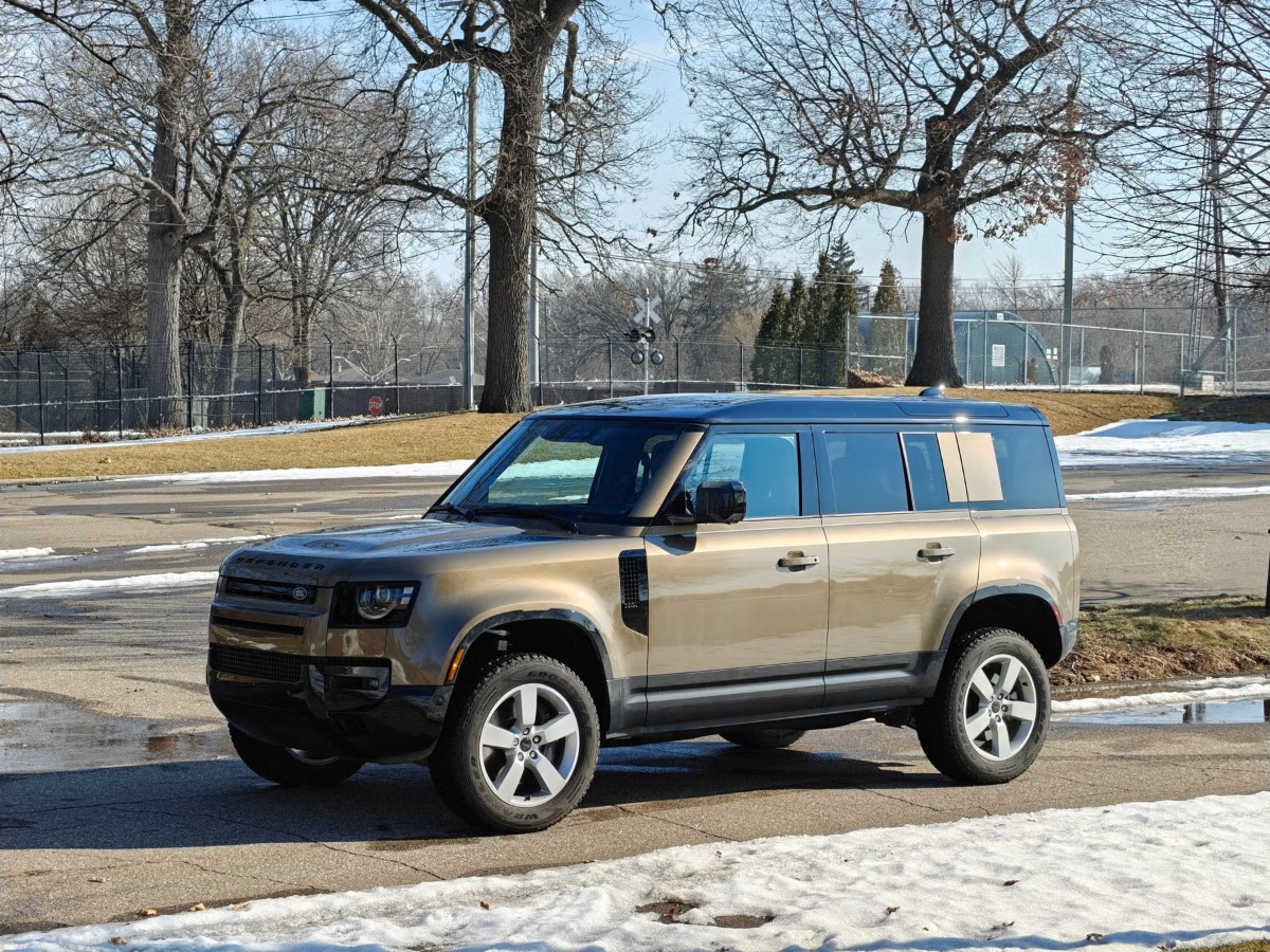 Giá xe Land Rover Defender 2026: Ưu nhược điểm dòng SUV nhà giàu có thiết kế vạn người mê