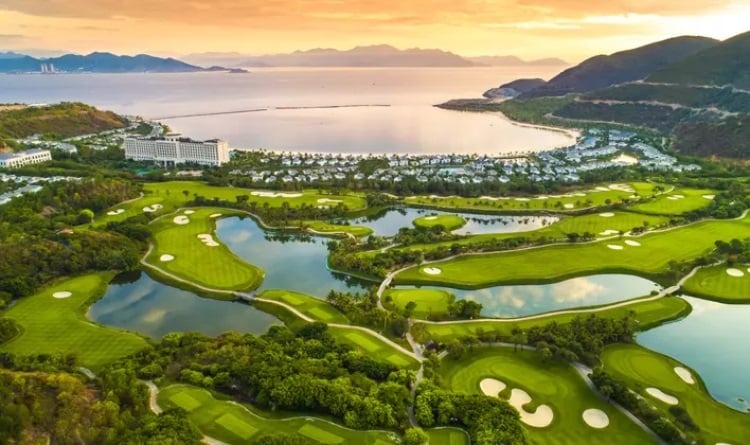 Kinh nghiệm đặt sân golf giá rẻ cho người mới: mẹo tối ưu chi phí từ A-Z