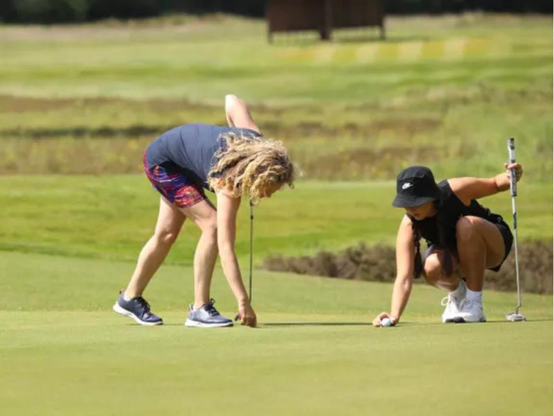 4 cách ứng xử golf tưởng lịch sự nhưng có thể khiến golfer nữ bất lợi