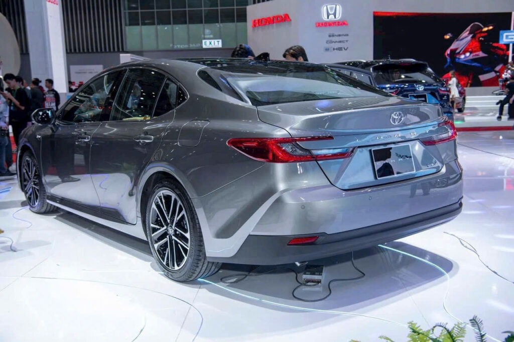 So sánh các phiên bản xe chủ tịch Toyota Camry 2026: Điểm khác biệt giữa Camry HEV Mid và HEV Top