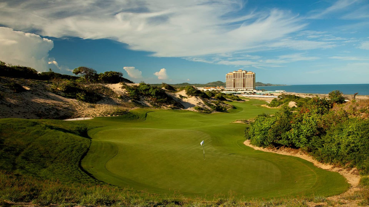 7 hố golf thách thức nhất Việt Nam với mọi golfer: từ Ho Tram Strip, Laguna Golf Lăng Cô, FLC Golf Links Quy Nhơn cho tới Ba Na Hills Golf và Vinpearl Golf Phú Quốc