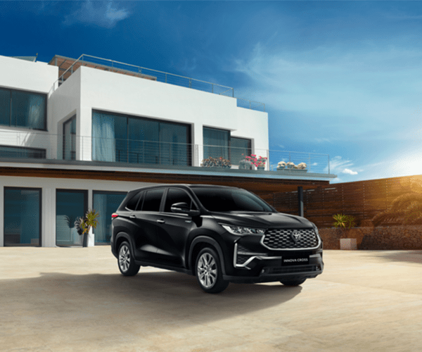 Chạy gia đình trong phố hằng ngày nên mua Toyota Innova Cross hay Fortuner? Sau 5 năm mới thấy lựa chọn nào hợp lý hơn