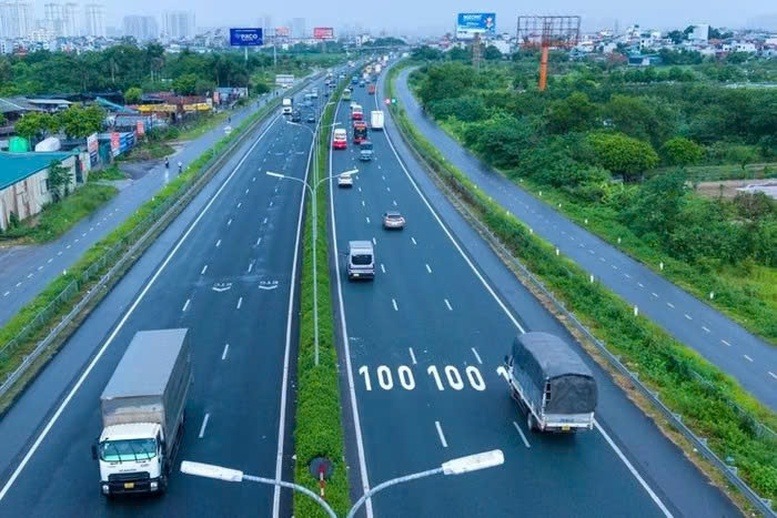 Thế khó của tài xế Việt: Giữ khoảng cách an toàn hay nhường khoảng trống?