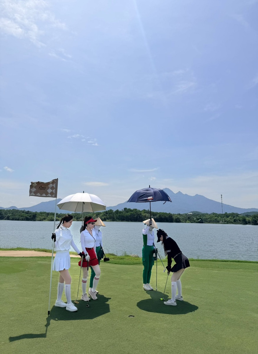 Caddie sân golf: Bạn đồng hành hay thợ nhặt bóng?