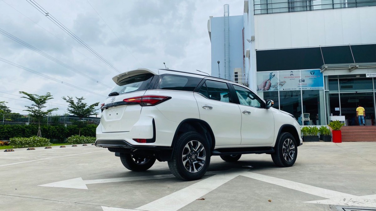 Mua Fortuner cũ thì nên mua máy dầu hay máy xăng?