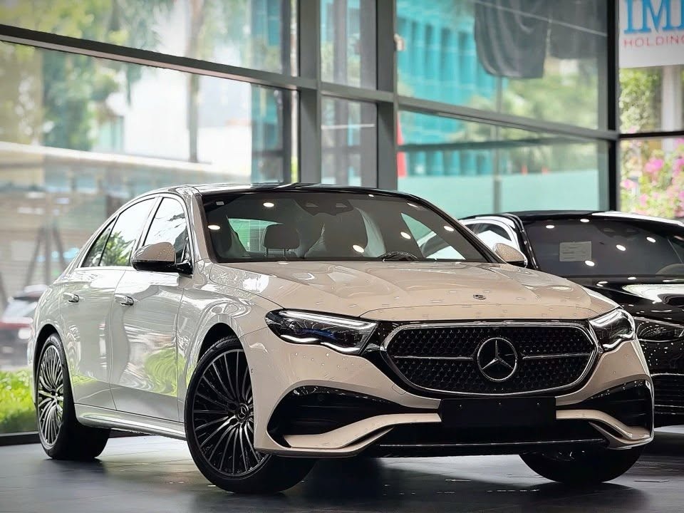 Giá lăn bánh tháng 10 Mercedes E-Class thế hệ mới: thu hút sự quan tâm lớn từ doanh nhân
