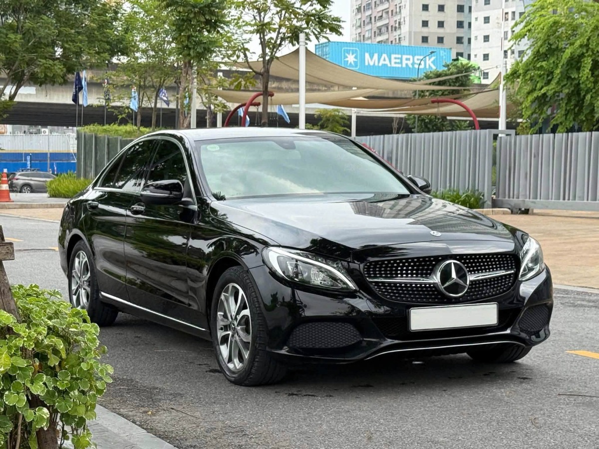 Chân dung Mercedes-Benz C200 Avantgarde - mẫu xe rẻ nhất của Mercedes-Benz tại Việt Nam