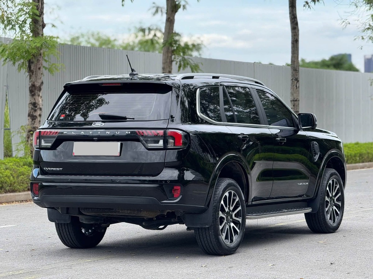 Ford Everest bán chạy nhất nhóm SUV D chạy xăng dầu: vững vàng trước sức ép xe điện, liệu ai sẽ đuổi kịp?