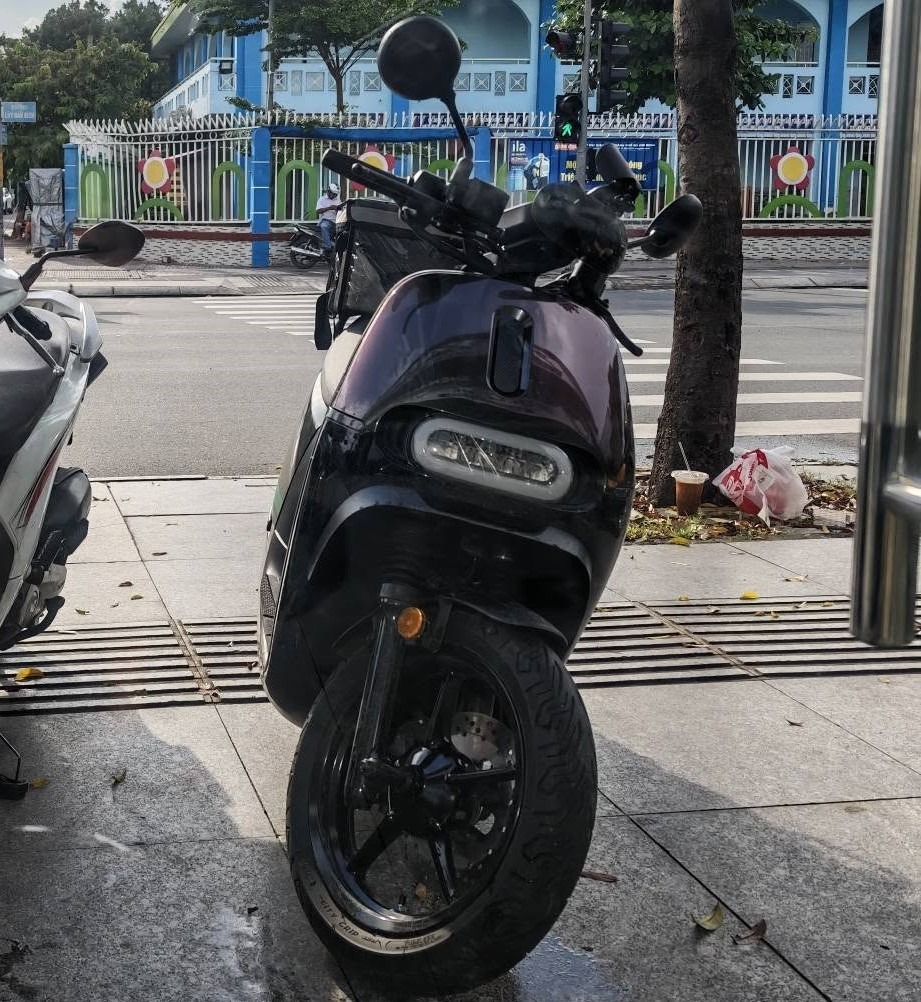 Xe máy điện Gogoro bất ngờ xuât hiện tại đường phố Việt Nam, hệ thống đổi pin đã được lắp đặt