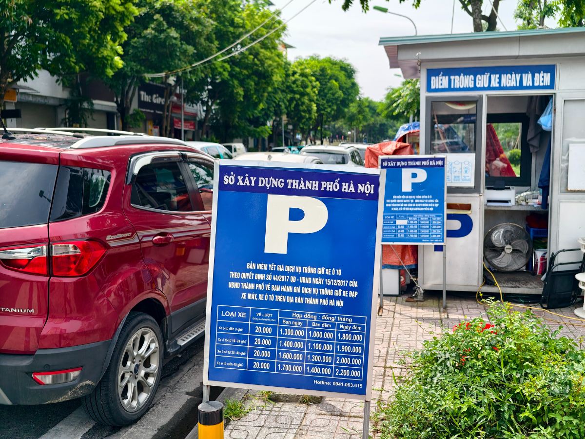 Giá gửi ô tô tăng mạnh, nhiều người Hà Nội thay đổi thói quen đi làm mỗi ngày