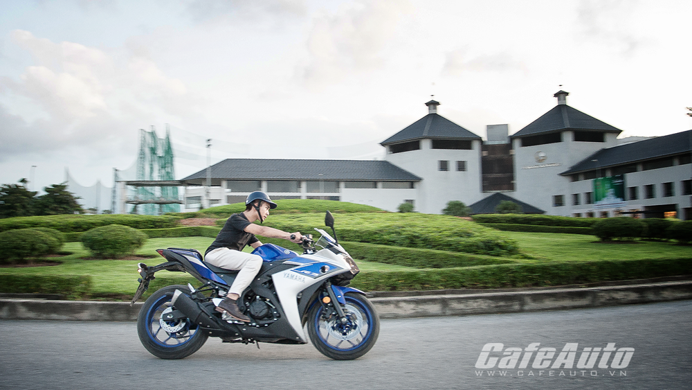 Cầm lái Yamaha YZF-R3: Sport-bike đô thị đúng điệu