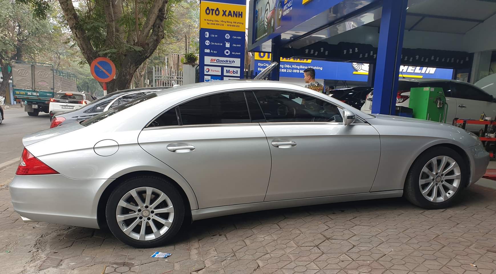 Mercedes-Benz CLS300 bán lại chỉ hơn 800 triệu: xe “dân chơi”, giá dân thường