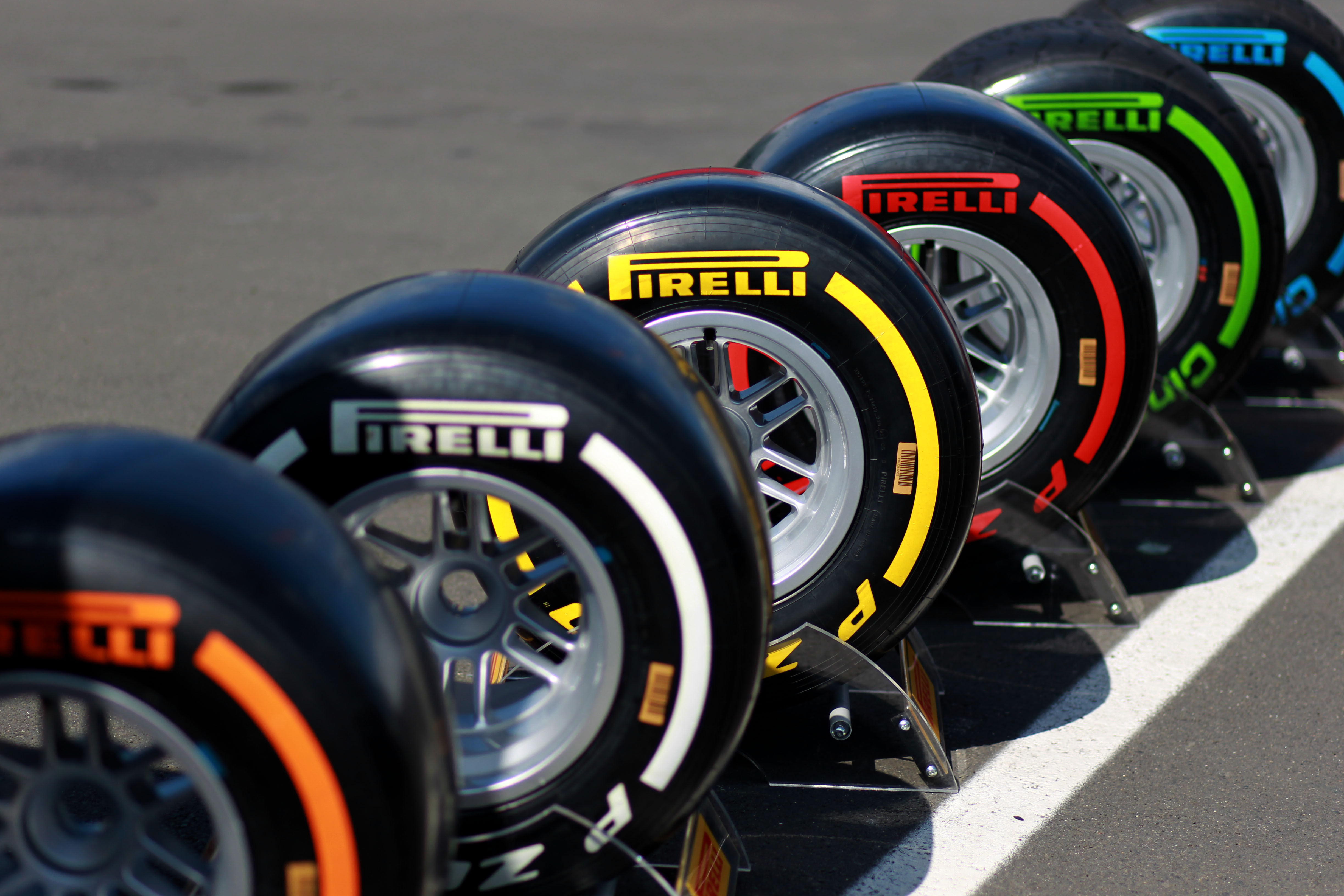 Pirelli vấp phải chỉ trích từ các tay đua