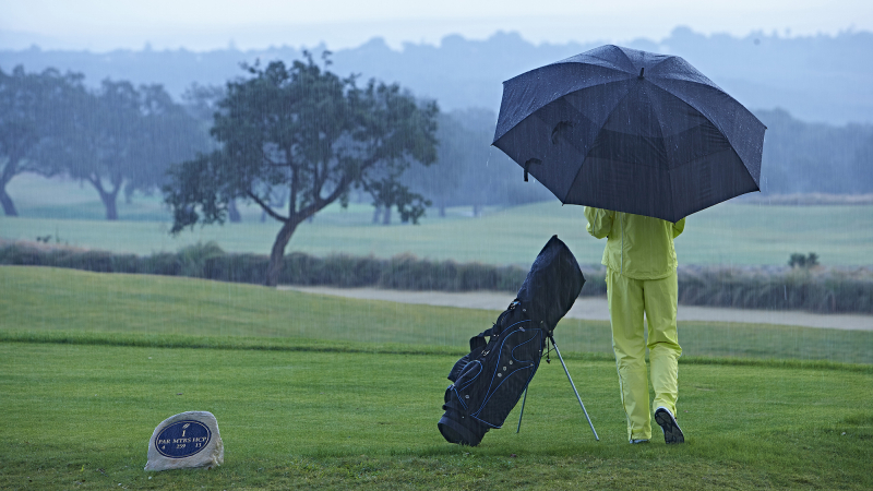 Chơi golf dưới mưa, những điều golfer cần chuẩn bị và kỹ thuật chơi tốt