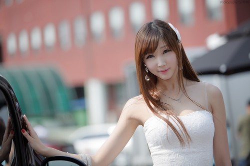 Người mẫu Hàn bên Nissan Cube
