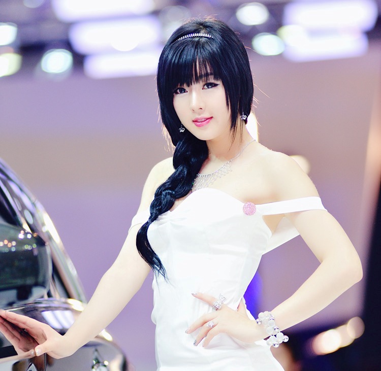 Hwang Mi Hee đẹp lung linh bên xế hộp