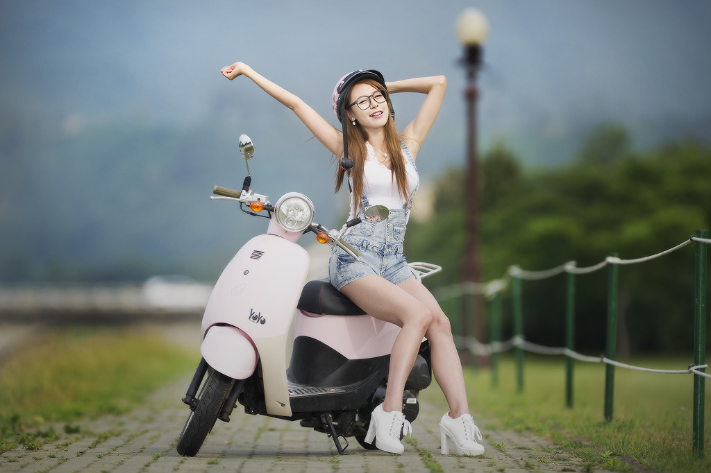 Xì tin bên xế nổ