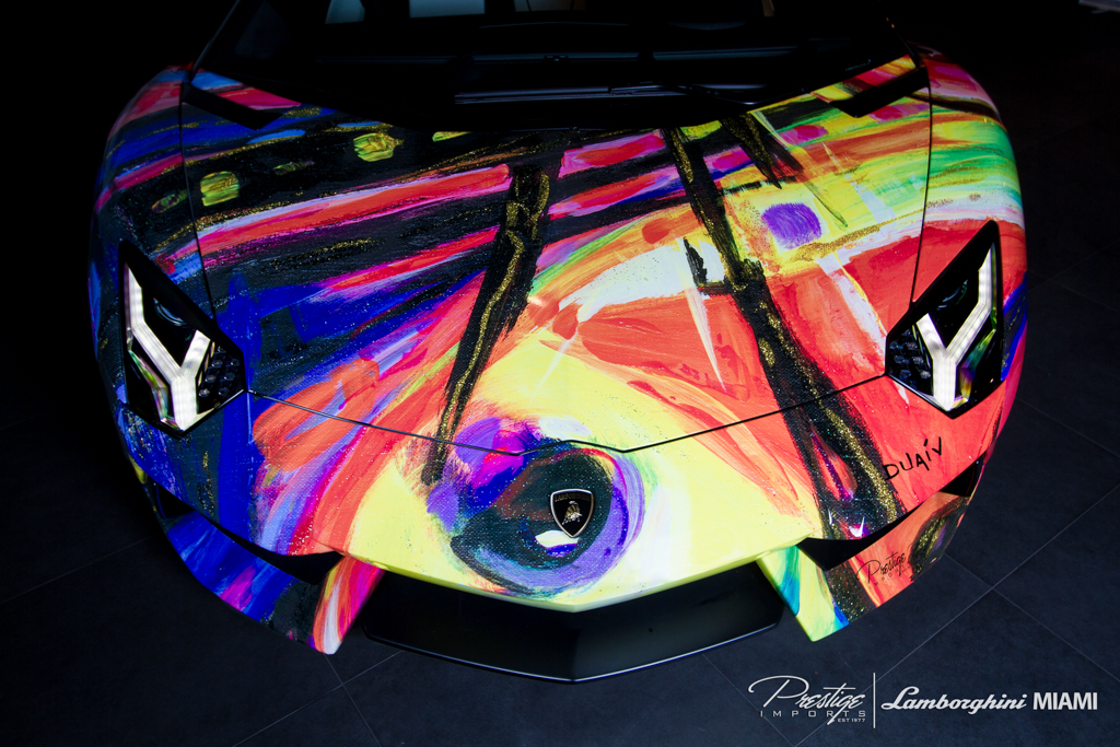 Vẽ tranh nghệ thuật trên siêu xe Aventador Roadster