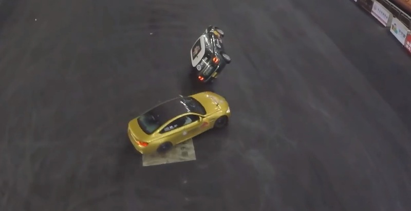 BMW M4 donut liên tục 1 phút quanh xe chạy 2 bánh