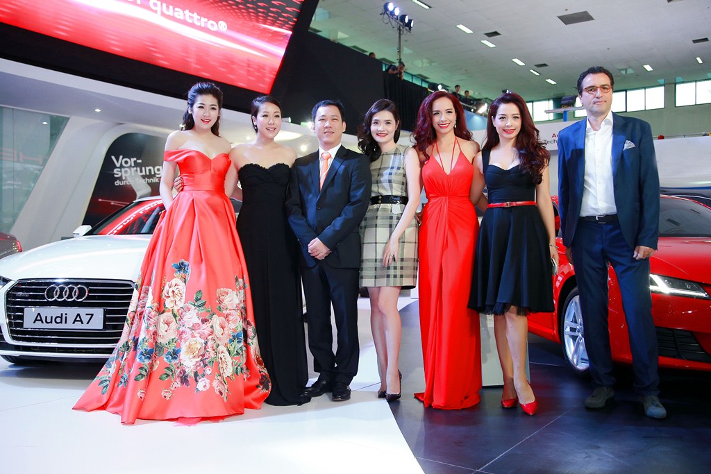 Dàn Hoa hậu, Á hậu, ca sĩ làm nóng gian hàng Audi Việt Nam tại VIMS