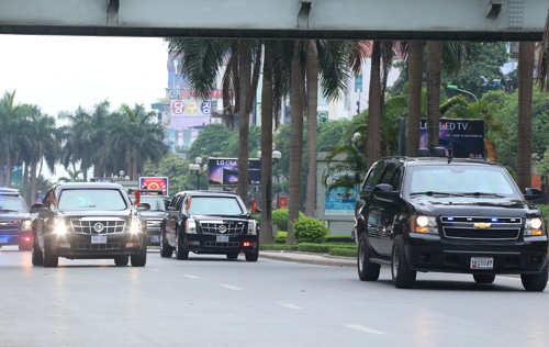 Những SUV bí ẩn trong đoàn xe tổng thống Mỹ tại Việt Nam